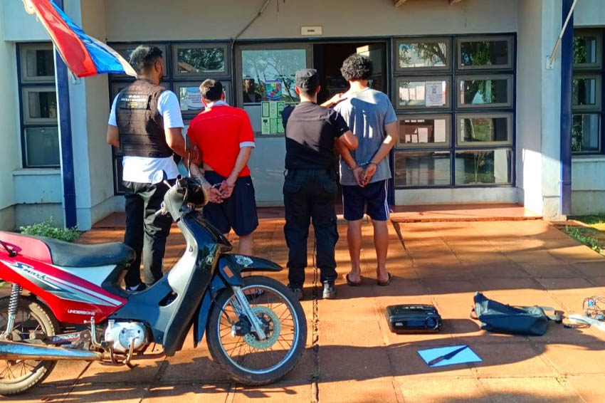 Intentaron vender una moto y un proyector robados y terminaron detenidos