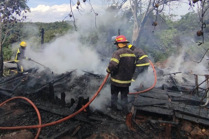 ARISTÓBULO: Una vivienda quedó destruida tras un incendio en el barrio Municipal